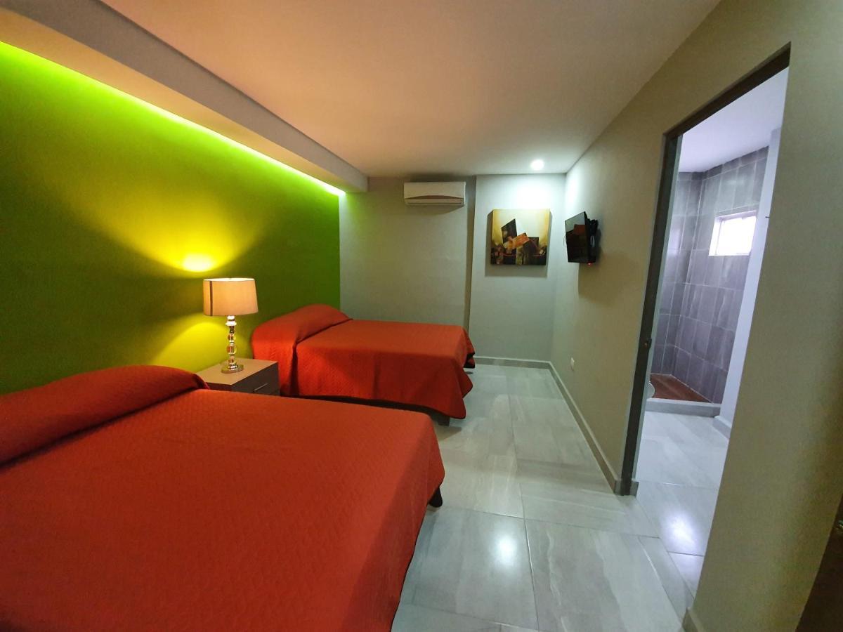 Hotel Hc Express Monterrey Esterno foto
